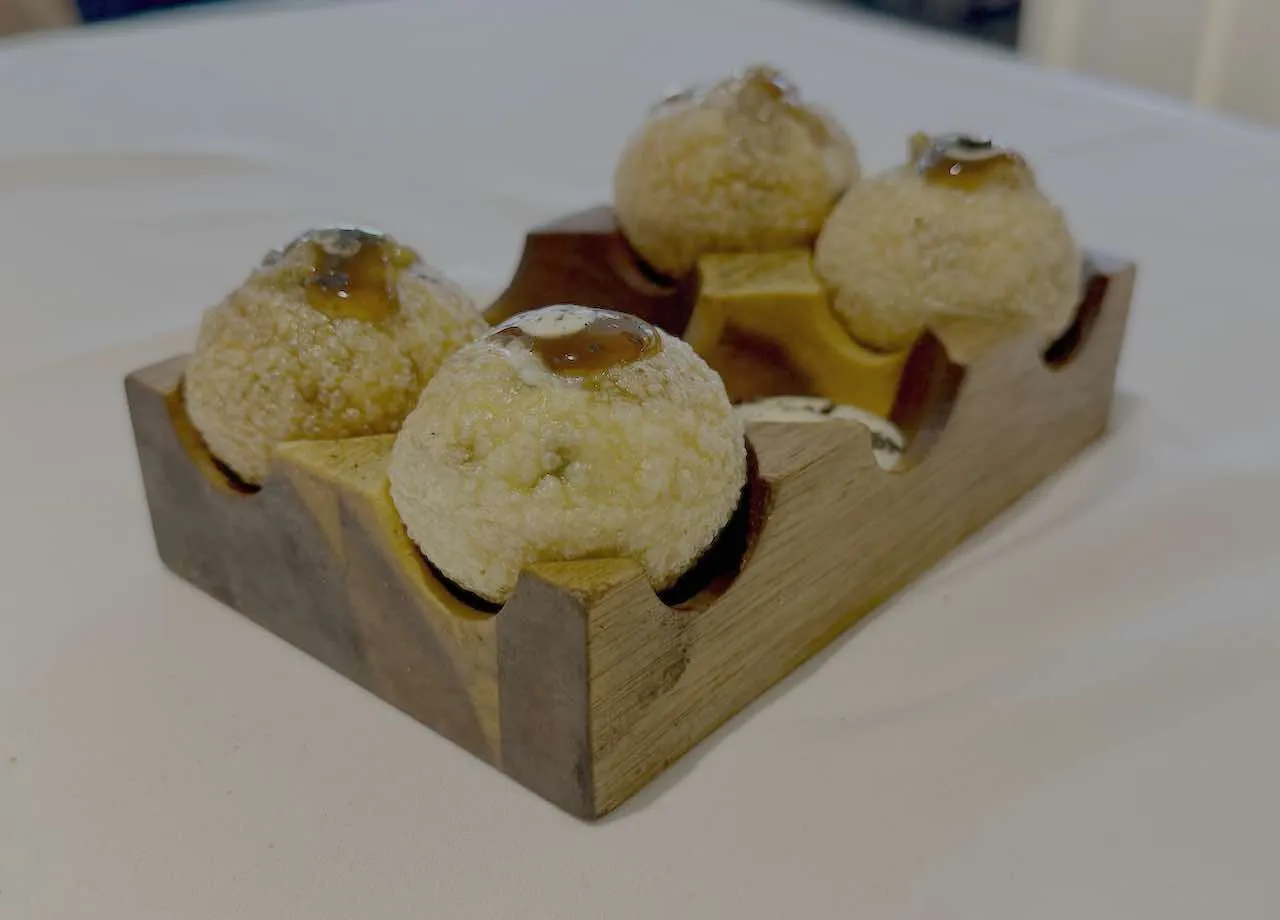 Tartar de atún y aguacate en pani puri